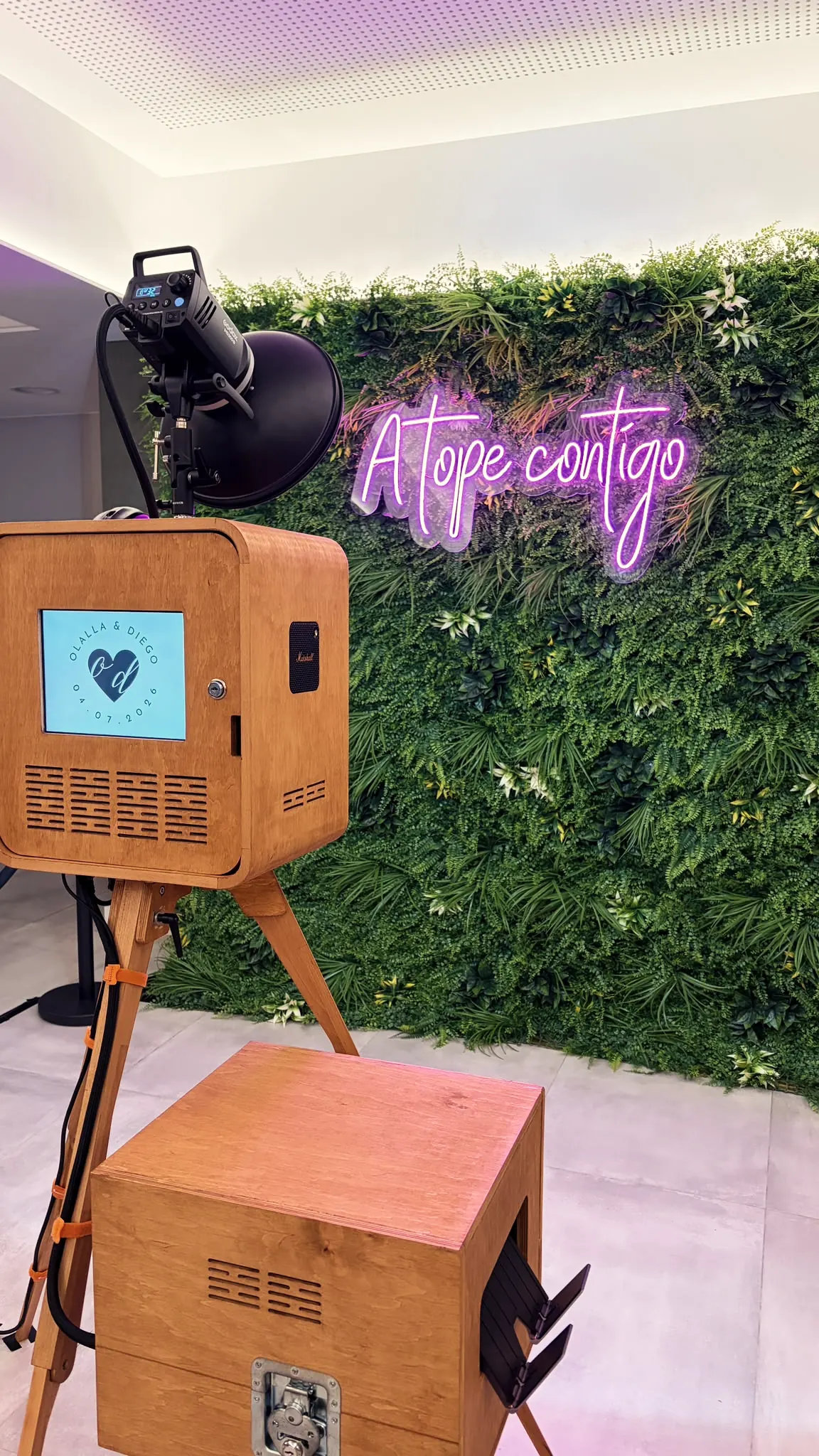 Cámara retro de madera del fotomatón con neón «A tope contigo»