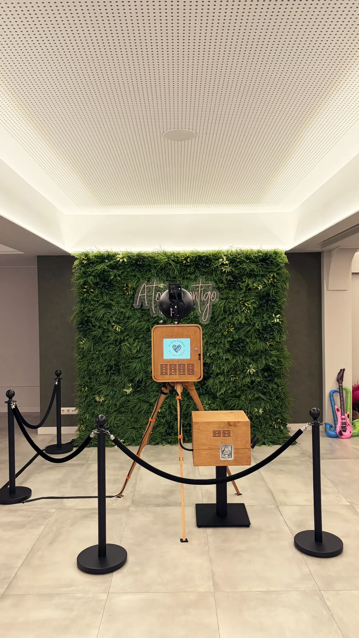 Fotomatón para bodas con pared vegetal y cordones en un hall