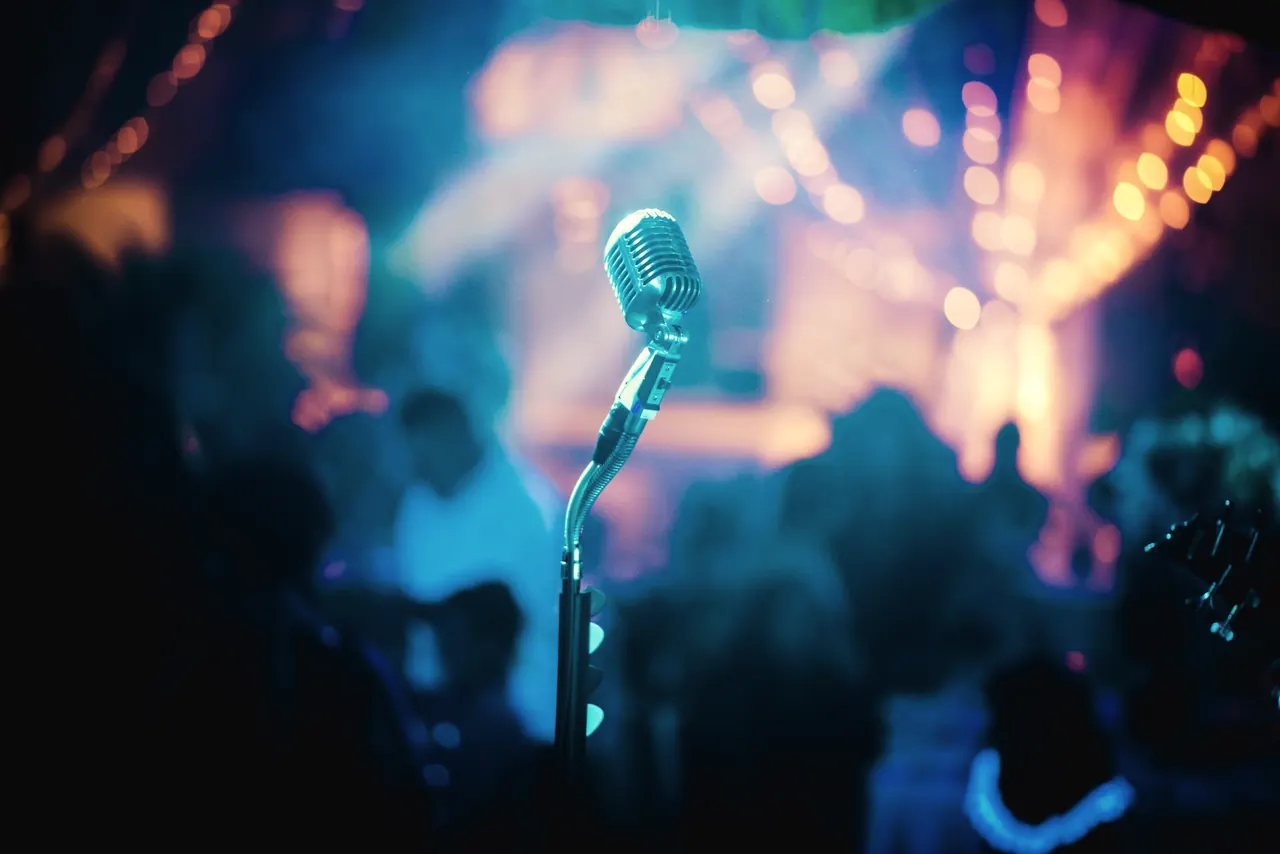 Micrófono de karaoke con luces de fiesta