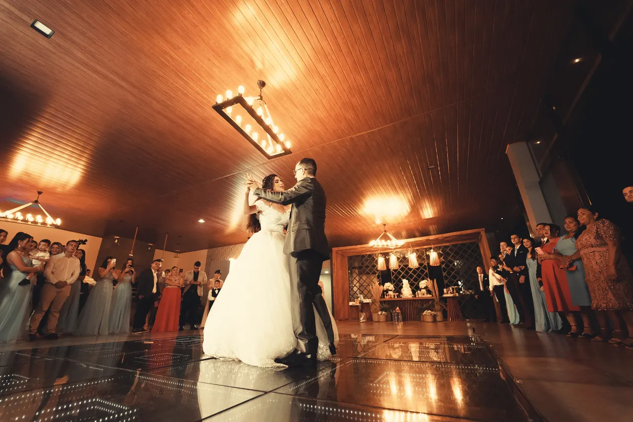 Primer baile de unos novios en un salón de bodas con luz cálida